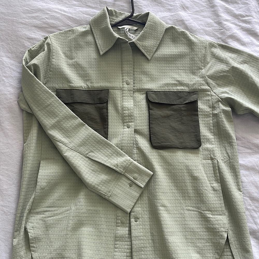 LULULEMON- WOMENS HIKING SHIRT